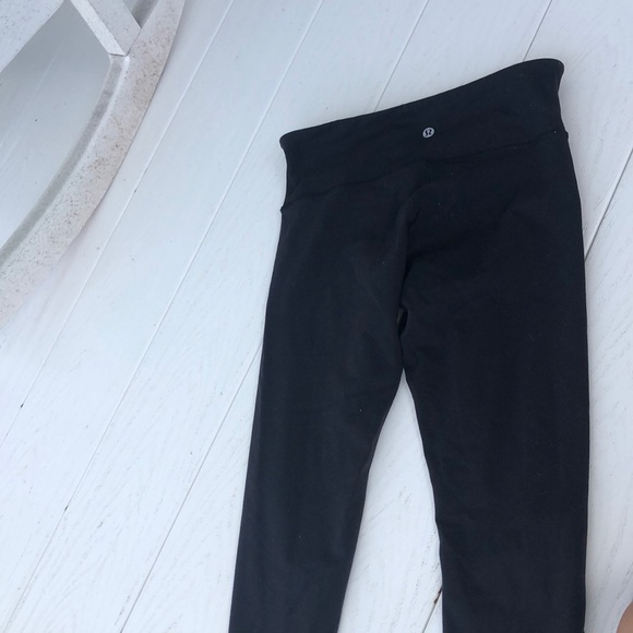 Black cropped lululemon leggings - Picture 3 of 4